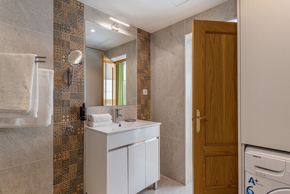 Shower, hair dryer, towels