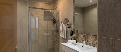 Shower, hair dryer, towels