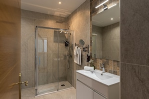 Douche, sèche-cheveux, serviettes fournies