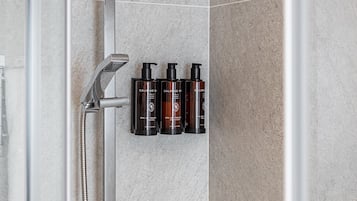 Douche, sèche-cheveux, serviettes fournies