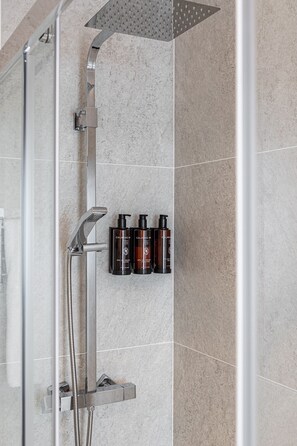 Shower, hair dryer, towels - Waou Apartamentos en Sol Confort 4 (Madrid)