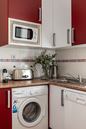 Frigorífico, microondas, horno y placa de cocina