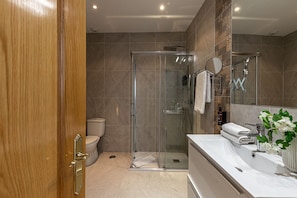 Een douche, een haardroger, handdoeken