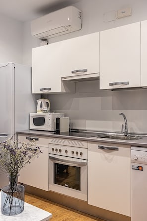 Een koelkast, een microgolfoven, een oven, een kookplaat