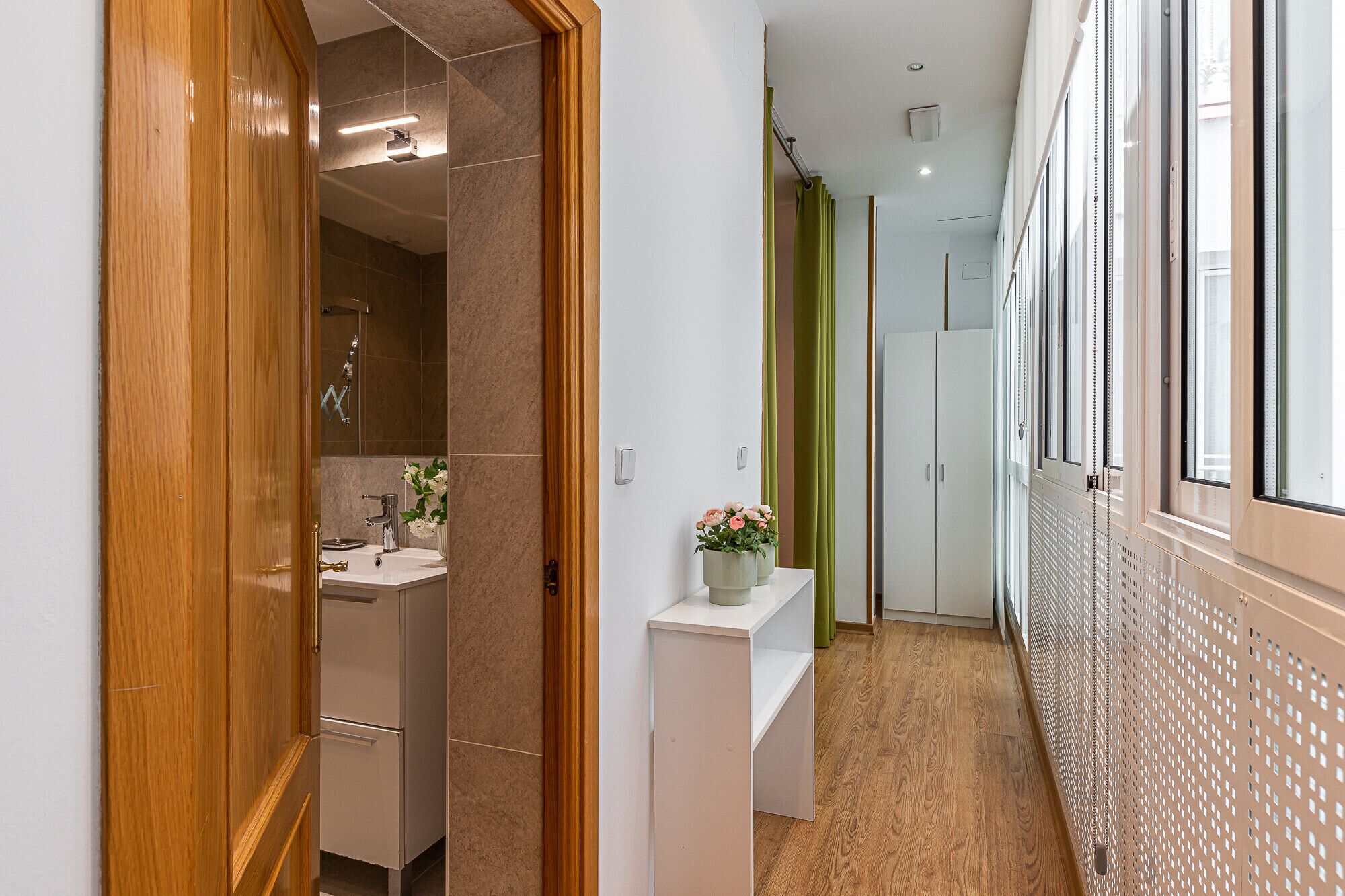 Ein modernes Badezimmer mit Spiegel, Waschbecken und Dusche.