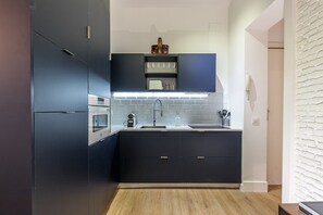 Kjøleskap, mikrobølgeovn, ovn og oppvaskmaskin