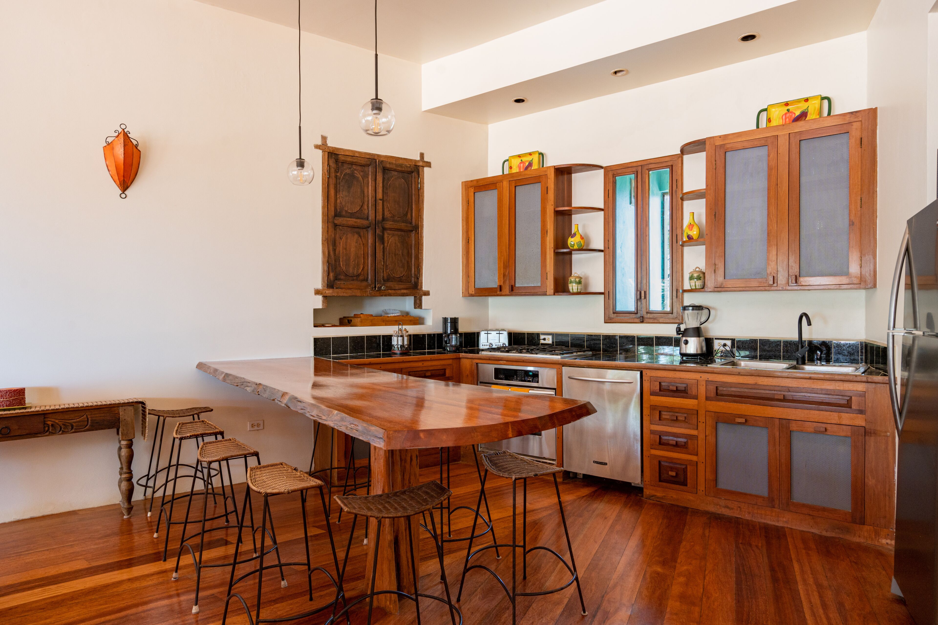 Frigorífico, microondas, placa de cocina y lavavajillas