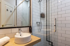 Bañera, secador de pelo, toallas