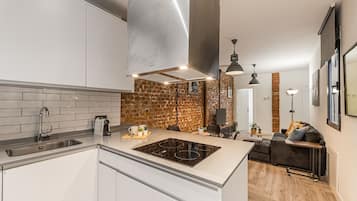 Een koelkast, een magnetron, een oven, een vaatwasser