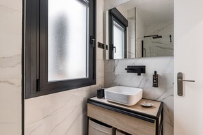 Een douche, een haardroger, handdoeken