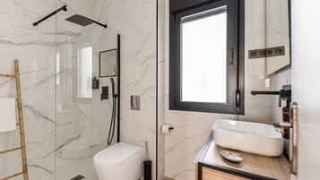 Een douche, een haardroger, handdoeken