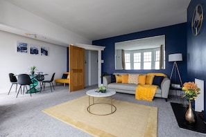 Smart TV, books - Blue Sea View Apartment  (Southend-on-Sea)