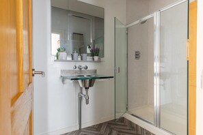 Shower, hair dryer, towels, soap - Blue Sea View Apartment  (Southend-on-Sea)