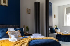 2 soverom, skrivebord, strykejern/-brett og reiseseng for barn