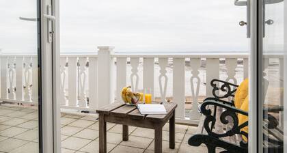 Blue Sea View Apartment