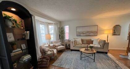 Avon Lake - Recent Remodeled & Spacious Charming 2BR Beach Home