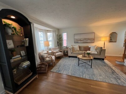 Avon Lake - Recent Remodeled & Spacious Charming 2BR Beach Home 