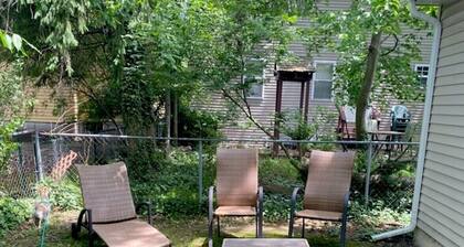 Avon Lake - Recent Remodeled & Spacious Charming 2BR Beach Home