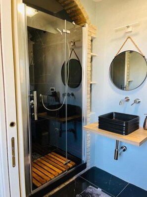 Shower, jetted tub, bidet - APARTMENT SUITE SARDINIA HOLIDAY (Cagliari)