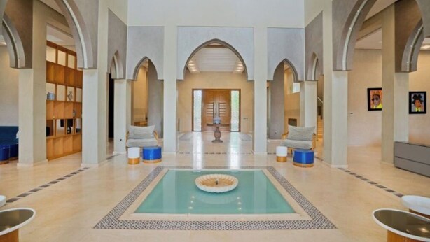 A spacious lobby with a central fountain, arched ceilings, and a seating area with sofas and tables. - Mimouna Riads- Luxury villa 17 bedrooms (Marrakech)