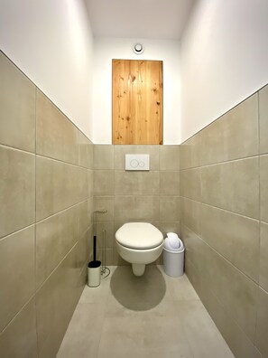 Douche, sĂšche-cheveux, serviettes fournies, savon