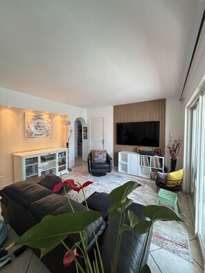 Fernseher, DVD-Player, Bücher, Stereoanlage