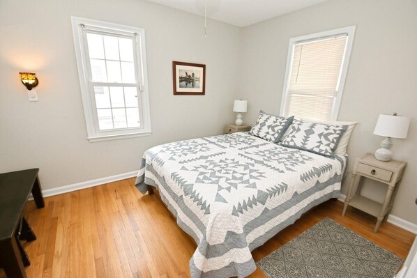 3 bedrooms, iron/ironing board, WiFi (free), bed sheets