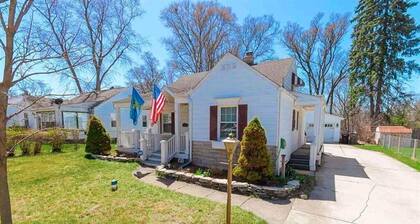 3 bedroom home 7 blocks from ND, Firepit! (54231)