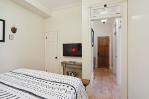 1 bedroom, desk, WiFi