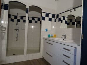 Regadera, toallas, papel de baño 