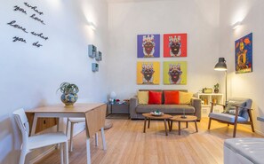 Una Smart TV, libros, un reproductor estéreo