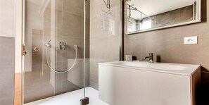 Een douche, een haardroger, handdoeken, zeep