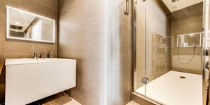 Shower, hair dryer, towels, soap - TOP OF THE RANGE - CHAMPS ELYSEE LUXE 110M2 (Paris)