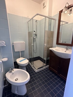 Suihku, bidee, pyyhkeet, saippua