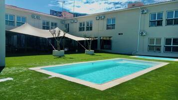 Piscina stagionale all'aperto, ombrelloni da piscina, lettini