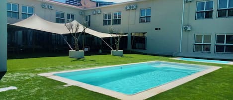 Piscina stagionale all'aperto, ombrelloni da piscina, lettini