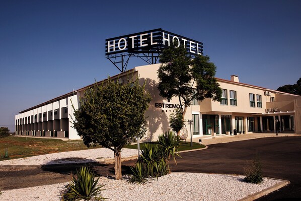 A hotel with a prominent sign reading "HOTELHOTEL" and "ESTREMOL HOTEL" on the facade. - Estremoz Hotel (Estremoz)