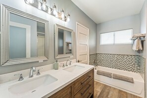 Shower, hair dryer, towels - Beach Bungalow Steps to Sand (Oxnard)