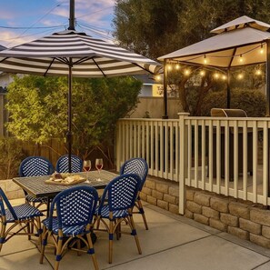 Outdoor dining - Beach Bungalow Steps to Sand (Oxnard)