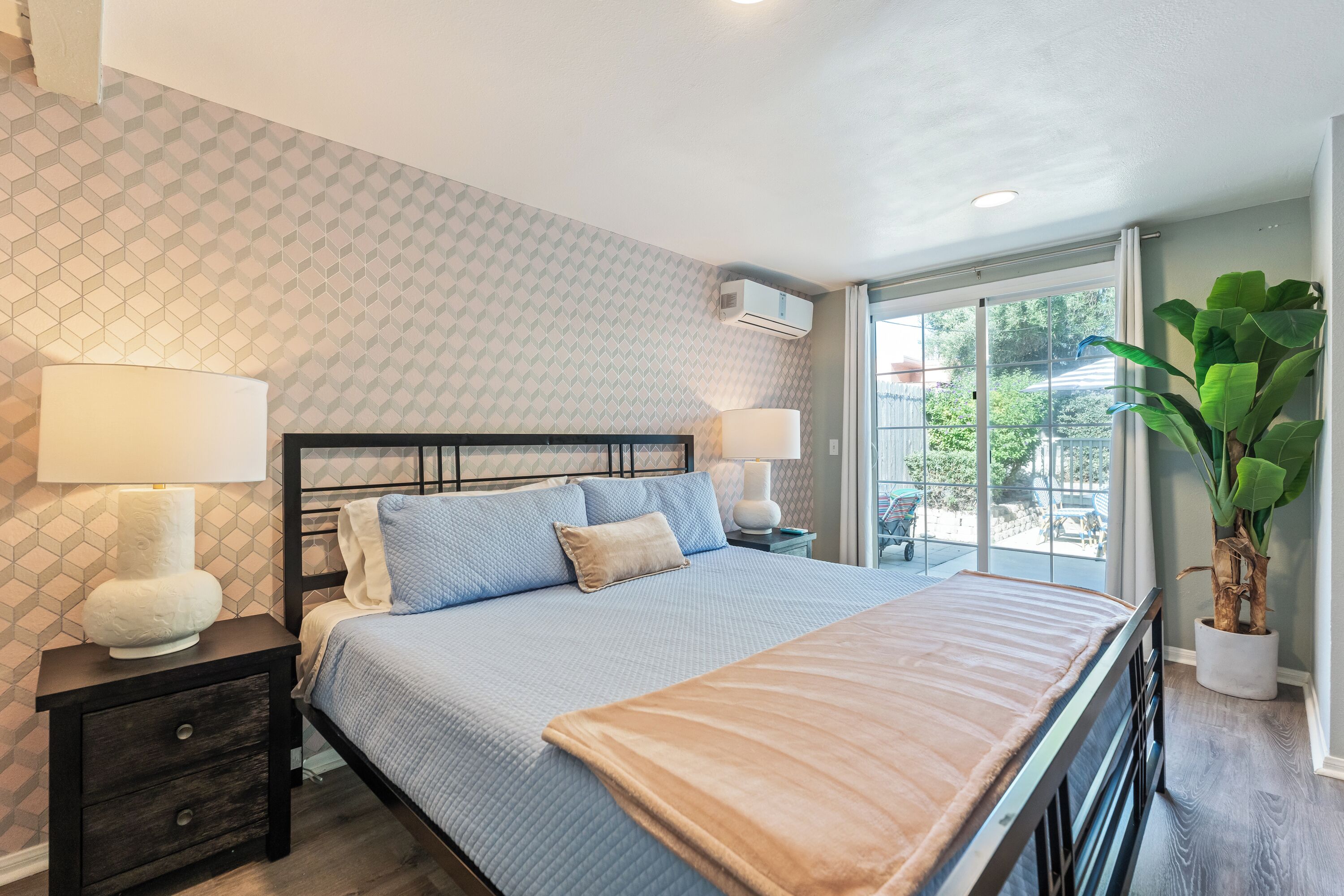 2 quartos, ferros/tábuas de passar roupa, berço de viagem