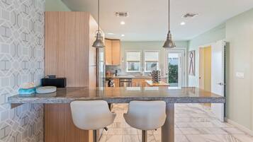 Réfrigérateur, four à micro-ondes, un four, surface de cuisson