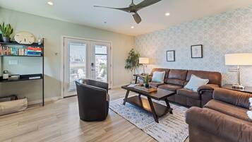 智能電視、壁爐、書籍