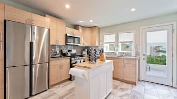 雪櫃、微波爐、焗爐、爐具