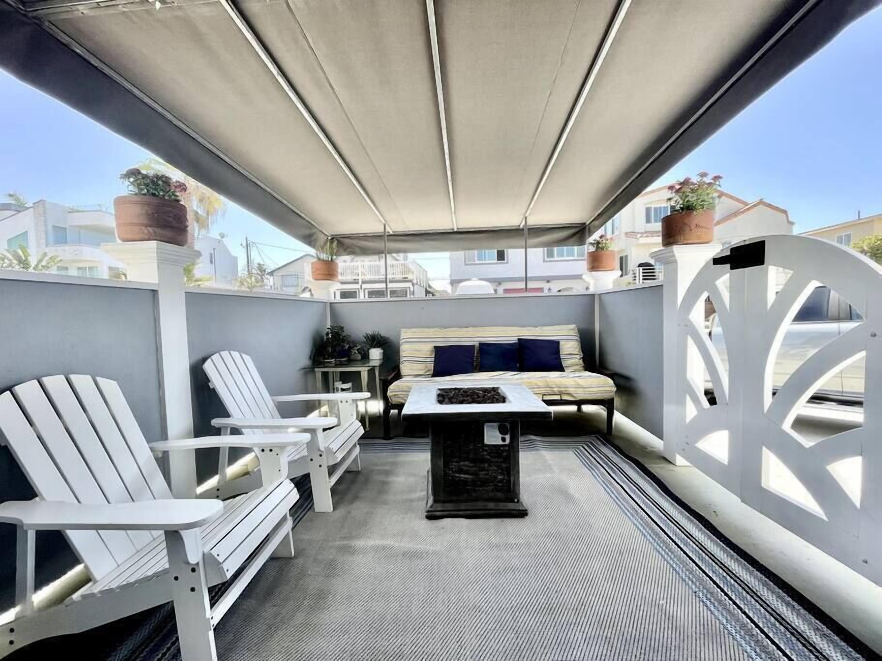 Cozy Family Getaway: Pet-Friendly Beach Bungalow, Minutes to the Sand!