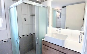 Douche, sèche-cheveux, serviettes fournies