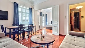 Una sala de estar moderna con comedor, una mesa redonda de centro y un sofá.