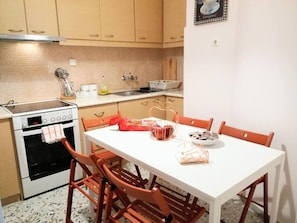 Réfrigérateur, four, plaque de cuisson, cafetiÚre/bouilloire