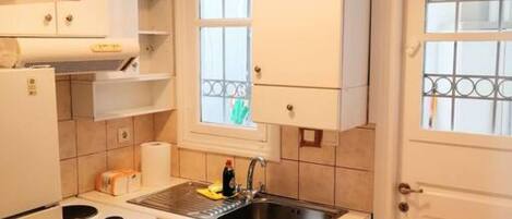 Réfrigérateur, four, plaque de cuisson, cafetière/bouilloire