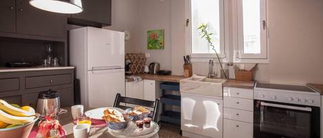 Fridge, oven, stovetop, coffee/tea maker