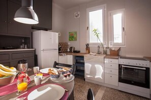 Kjøleskap, ovn, kokeplater og kaffetrakter/tekoker